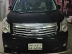 Toyota Noah . 2010