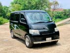 Toyota Noah . 2010