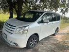Toyota Noah . 2010