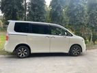 Toyota Noah . 2010