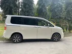 Toyota Noah . 2010