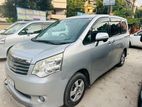 Toyota Noah 2010