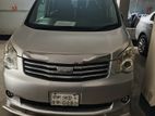 Toyota Noah . 2011