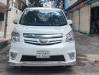 Toyota Noah . 2011