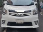 Toyota Noah . 2011