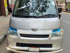 Toyota Noah . 2011