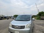 Toyota Noah . 2011