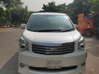 Toyota Noah . 2012