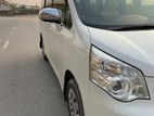 Toyota Noah . 2012