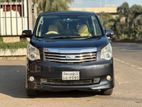 Toyota Noah 2012