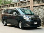 Toyota Noah . 2012