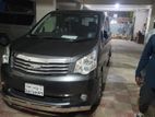 Toyota Noah . 2013