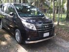 Toyota Noah . 2014