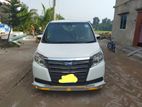 Toyota Noah . 2016