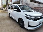 Toyota Noah . 2017