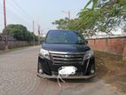 Toyota Noah . 2017