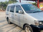 Toyota Noah . 2004