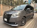 Toyota Noah G PKG. push start 2016