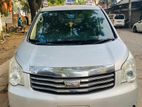 Toyota Noah . 2011