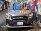 Toyota Noah Hybrid 2014