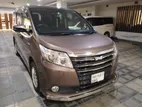 Toyota Noah HYBRID 2014