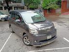 Toyota Noah . 2013