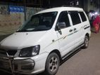 Toyota Noah . 2005