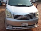 Toyota Noah . 2010