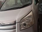 Toyota Noah . 2009