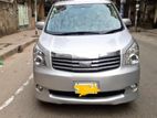 Toyota Noah . 2009