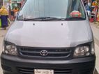 Toyota Noah . 2005