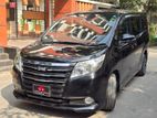Toyota Noah (Push Start) 2015