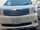 Toyota Noah . 2013