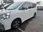 Toyota Noah . 2013