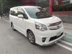 Toyota Noah . 2013