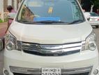 Toyota Noah . 2010