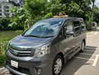 Toyota Noah SI. SUNROOF,MOONROOF 2011