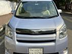 Toyota Noah SI,‎Push Start 2010