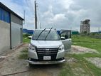 Toyota Noah square 2016