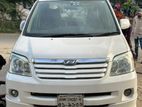 Toyota Noah . 2004