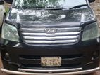 Toyota Noah . 2002