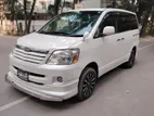 Toyota Noah . 2005