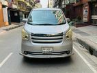 Toyota Noah X.. 2010