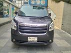 Toyota Noah X 2010