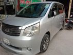 Toyota Noah X 2010