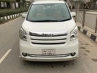 Toyota Noah X 2010