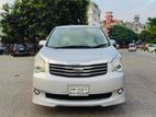 Toyota Noah X 2010