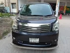 Toyota Noah . 2010