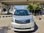 Toyota Noah X 2011