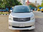 Toyota Noah X 2012